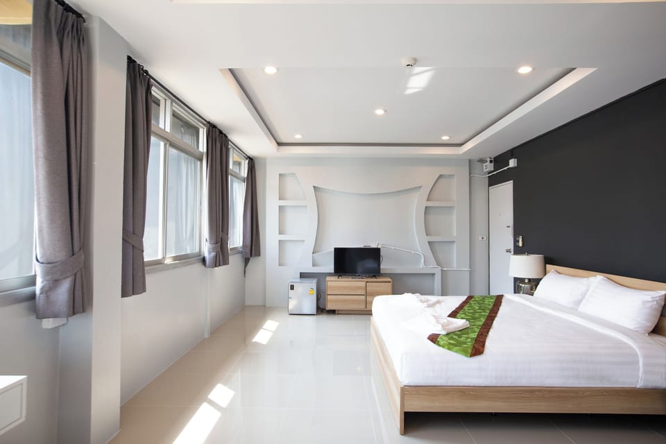 Superior King | Desk, bed sheets