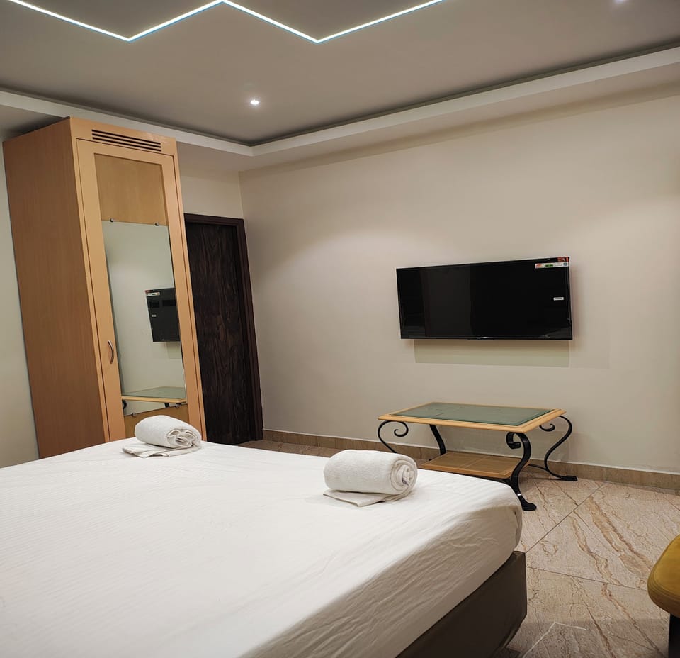 Hypo-allergenic bedding, desk, free WiFi, bed sheets