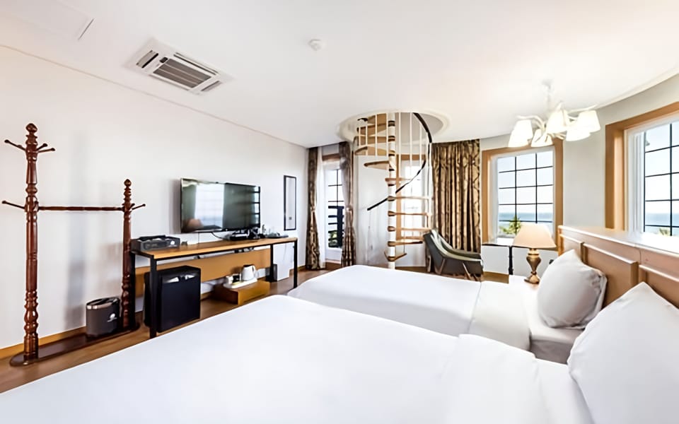 Luxury Twin Room, Balcony | Desk, free WiFi