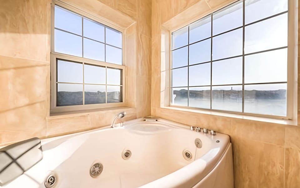 Luxury Twin Room, Balcony | Bathroom | Hair dryer, towels, soap, shampoo