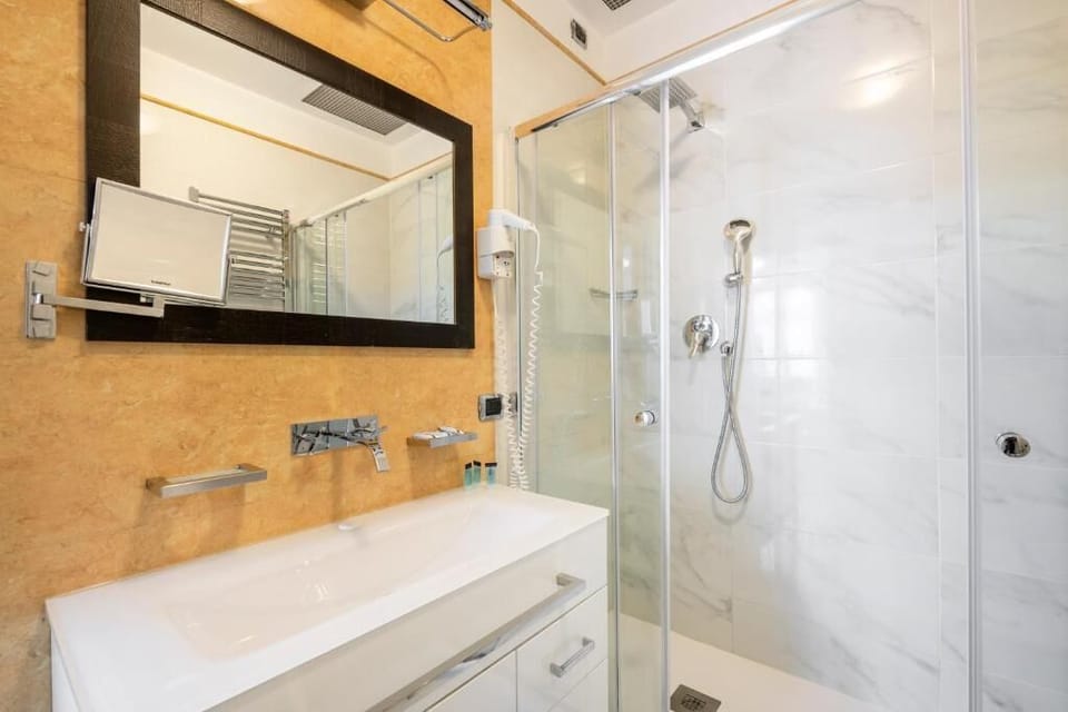 101 Deluxe Room | Bathroom | Shower, hair dryer, slippers, bidet
