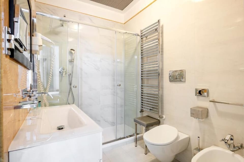 101 Deluxe Room | Bathroom | Shower, hair dryer, slippers, bidet