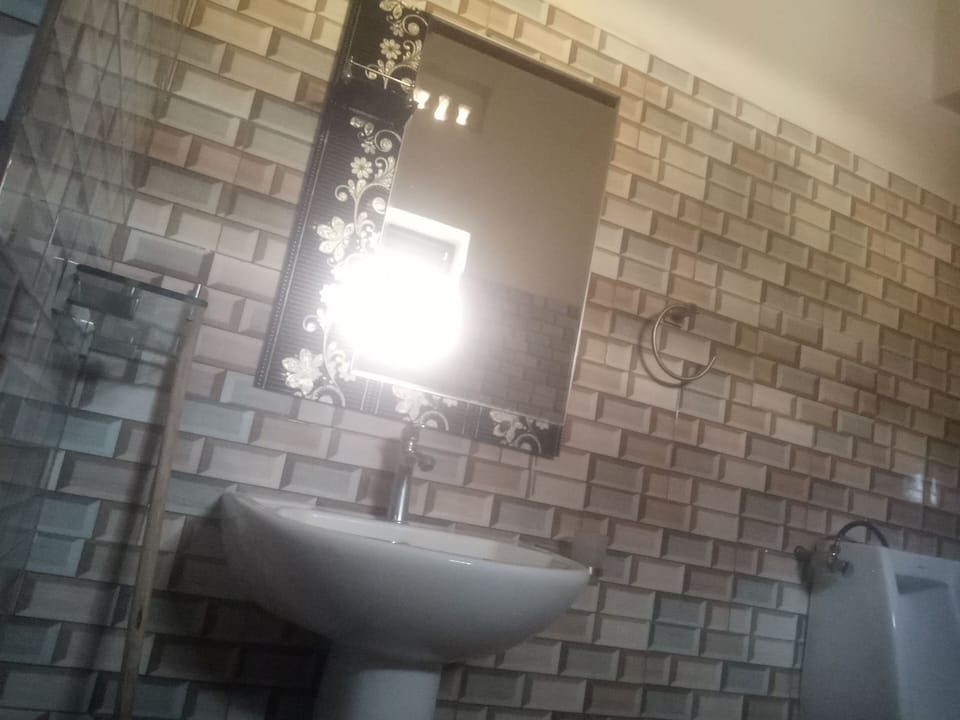 Deluxe Apartment, 5 Bedrooms | Bathroom | Shower, slippers, bidet, towels