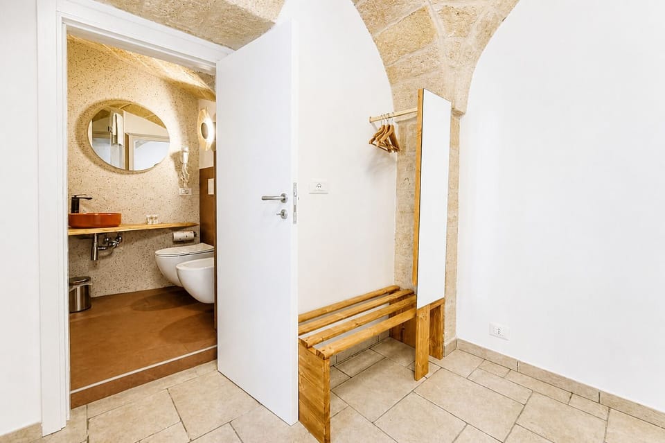 CAMERA MATRIMONIALE GELSO BIANCO | Bathroom | Hair dryer, bidet, towels, soap