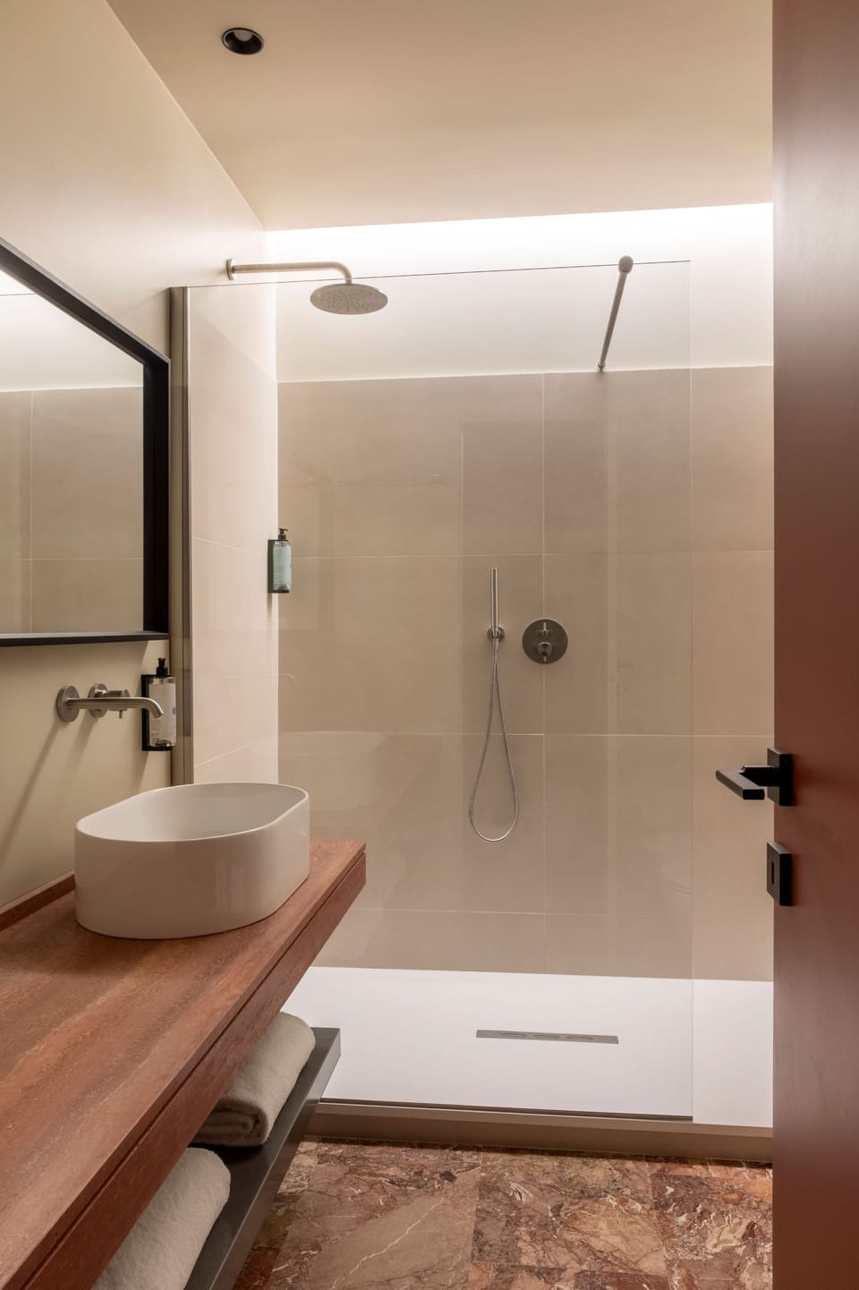 Deluxe Suite, Kitchenette | Bathroom | Hair dryer, bidet, towels, soap