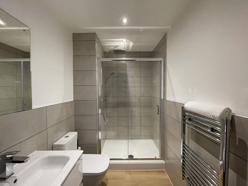 Standard Apartment | Bathroom | Shower, free toiletries, hair dryer, towels