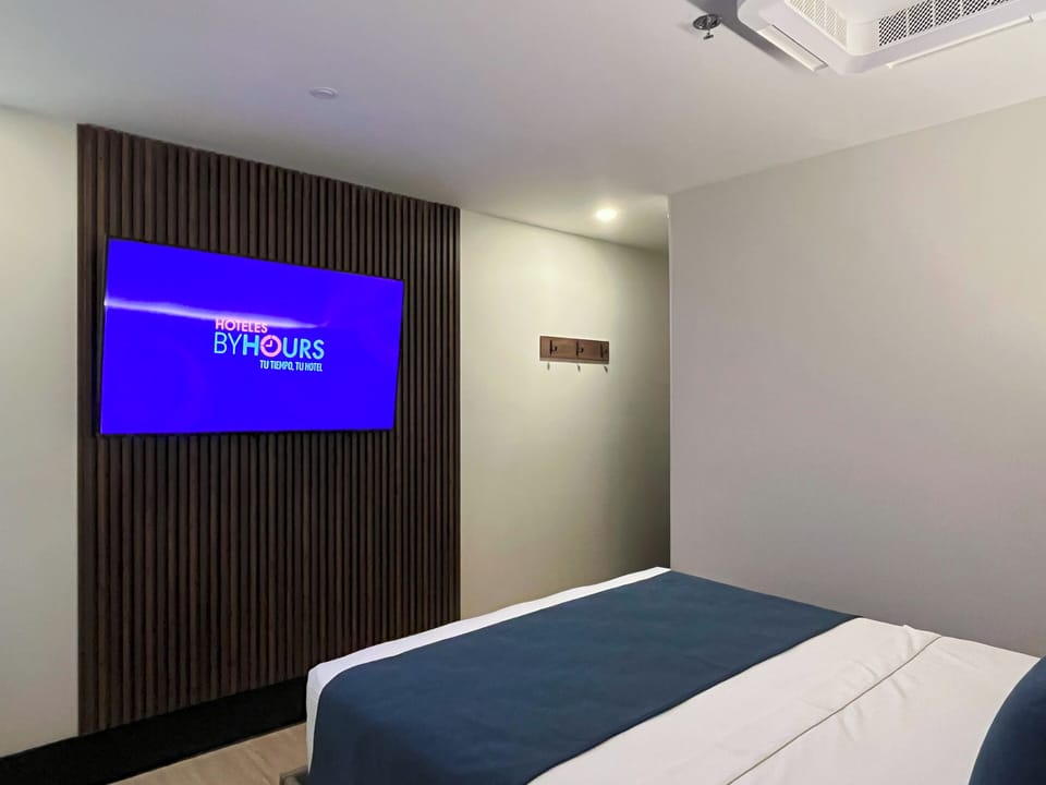 Executive Room, 1 Queen Bed | Minibar, desk, laptop workspace, soundproofing