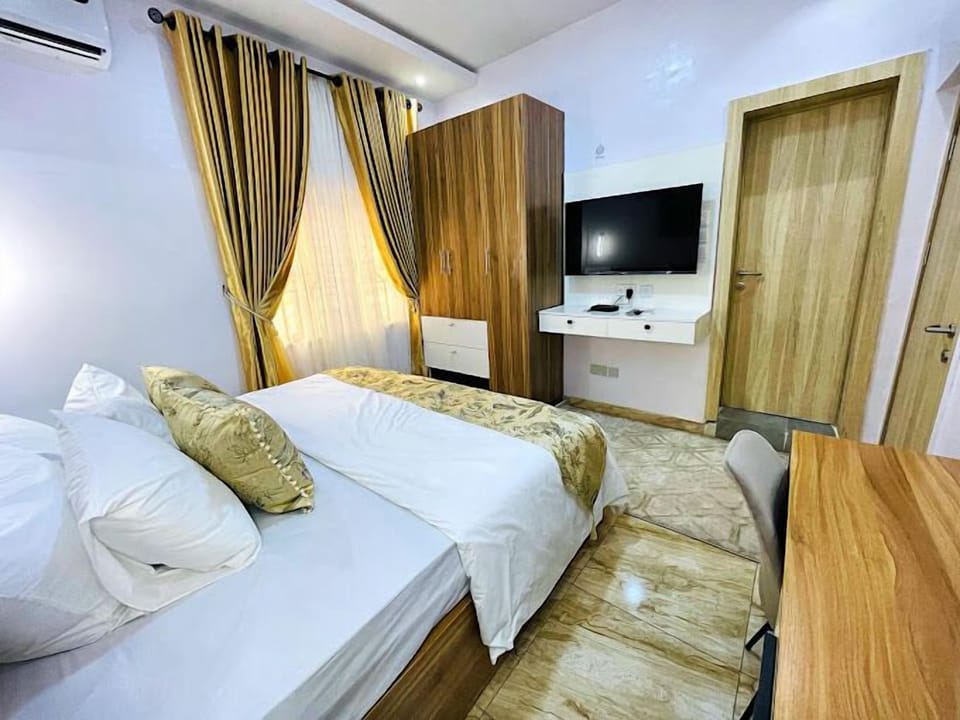 Deluxe Room, Balcony, City View | Desk, laptop workspace, blackout drapes, soundproofing