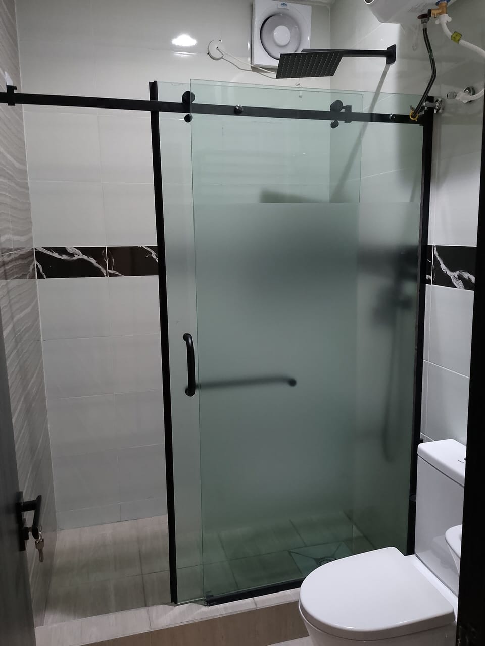 Shower, rainfall showerhead, free toiletries, bathrobes