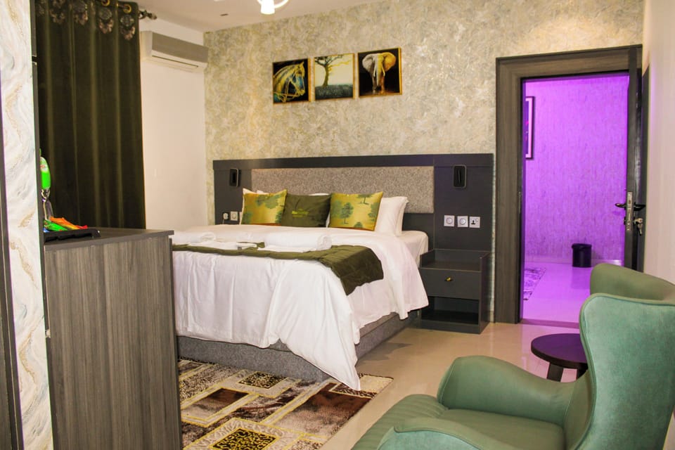 Royal Suite, Non Smoking, Private Bathroom | Desk, laptop workspace, free WiFi, bed sheets