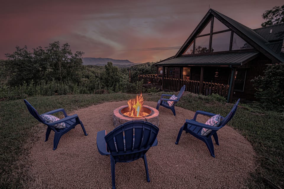 Family Cabin, Mountain View | 3 bedrooms, Egyptian cotton sheets, premium bedding, laptop workspace