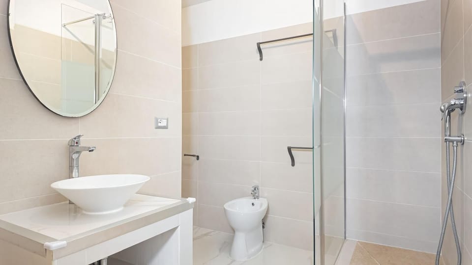 Deluxe Double Room, 1 Double Bed | Bathroom | Free toiletries, hair dryer, bidet, towels