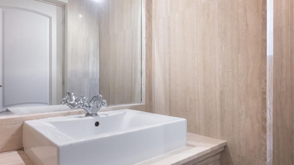 Deluxe Double Room, 1 Double Bed | Bathroom | Free toiletries, hair dryer, bidet, towels