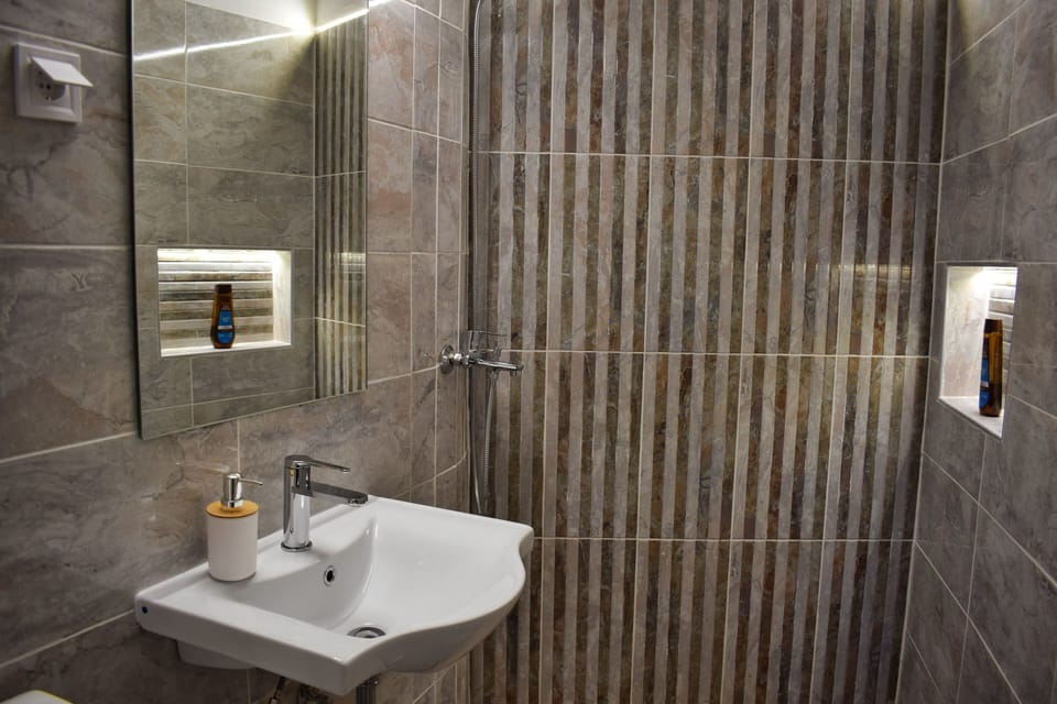 Apartment, 4 Bedrooms, Balcony | Bathroom