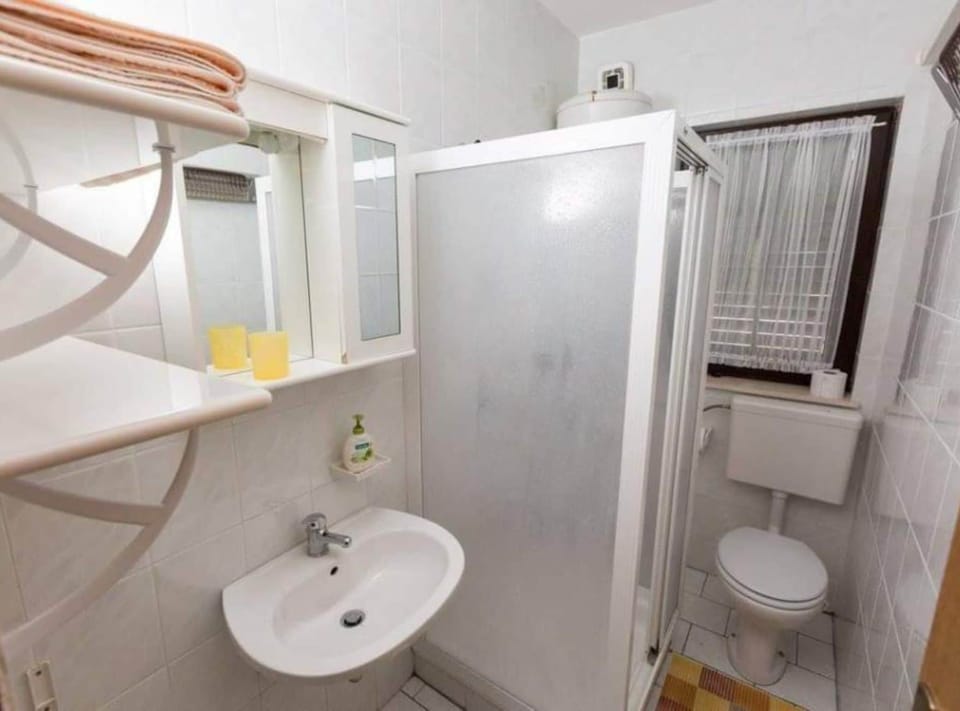 Apartment (Four Bedroom Apartment) | Bathroom | Shower, towels