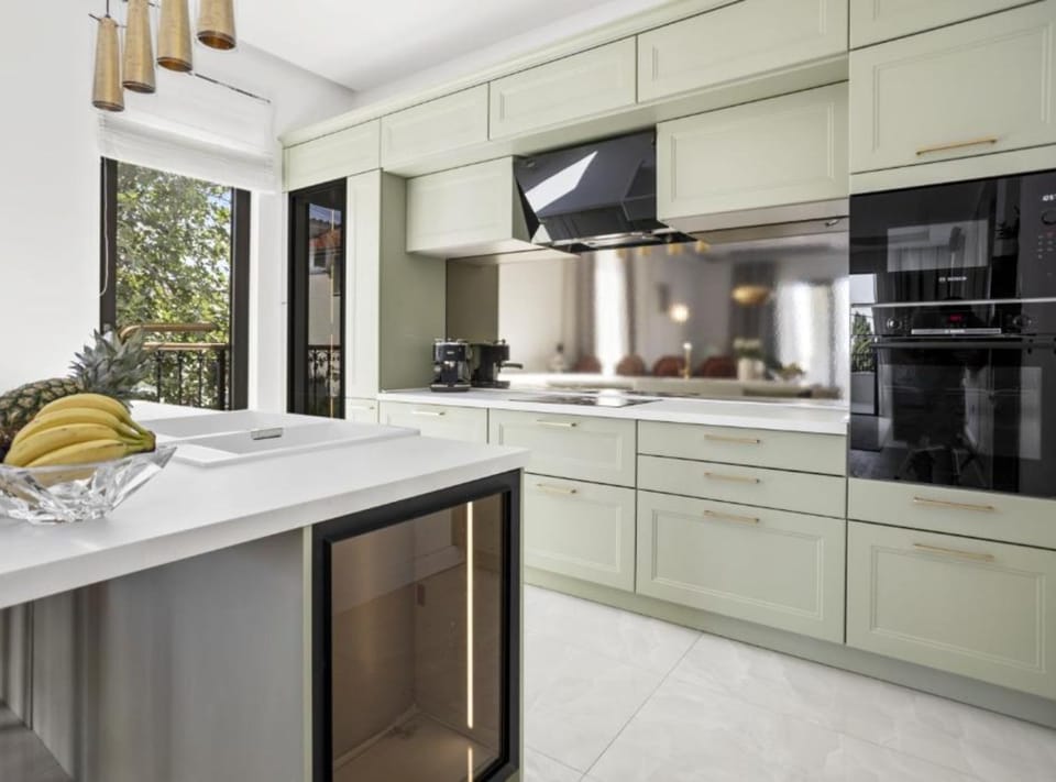 Apartment (Three-Bedroom Penthouse Apartment) | Private kitchen | Fridge, toaster, cookware/dishes/utensils