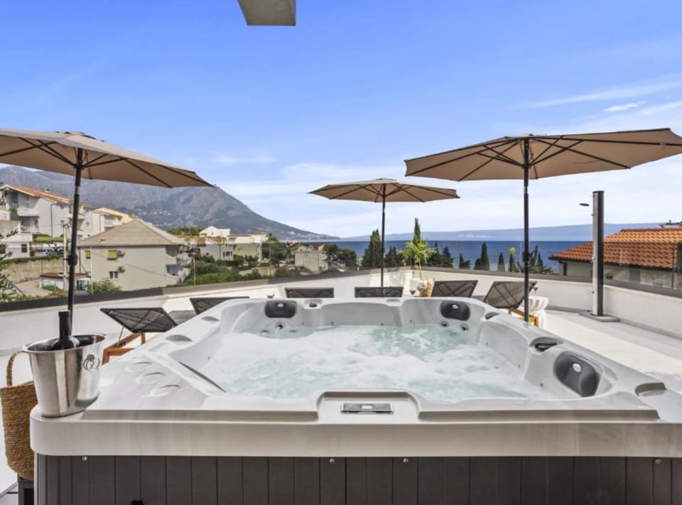 Apartment (Three-Bedroom Penthouse Apartment) | Outdoor spa tub