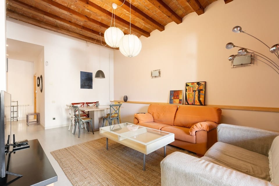 Apartment | Living area | 50-cm flat-screen TV with cable channels