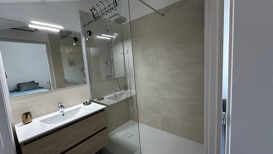 Comfort Double or Twin Room, Garden View | Bathroom