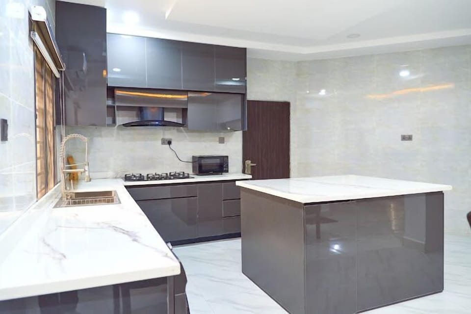 Family Apartment, Balcony, City View | Private kitchen | Fridge, microwave, oven, stovetop