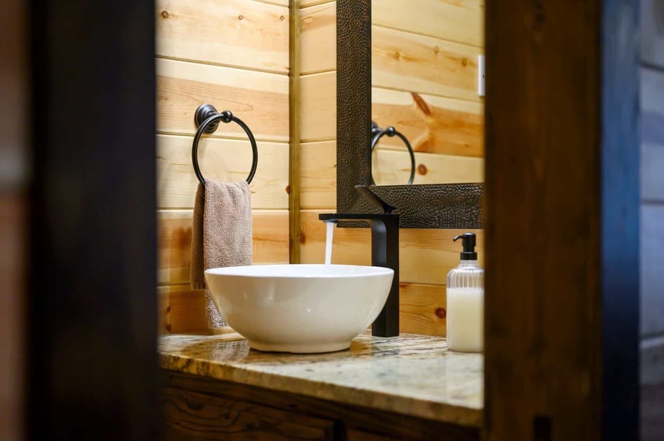 Cabin Vibe - Bunkroom - 3 King - Firepit - Shuffleboard Cabin in Oklahoma