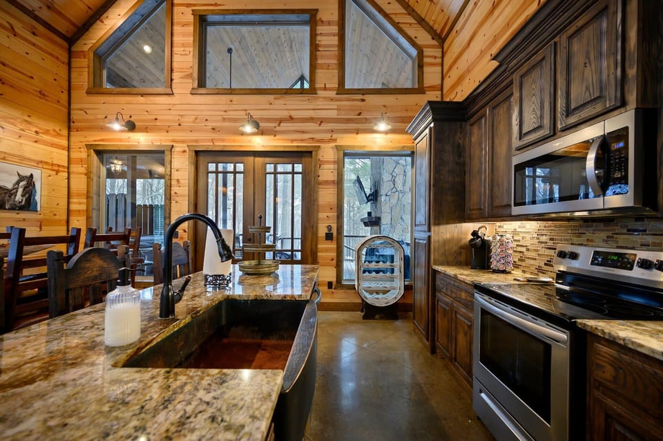 Cabin, Multiple Beds, Hot Tub, Garden View (Logged Out) | Private kitchen | Fridge, microwave, oven, stovetop