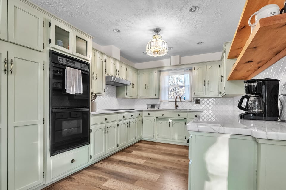 Cabin, 5 Bedrooms | Private kitchen | Coffee/tea maker, fridge, oven