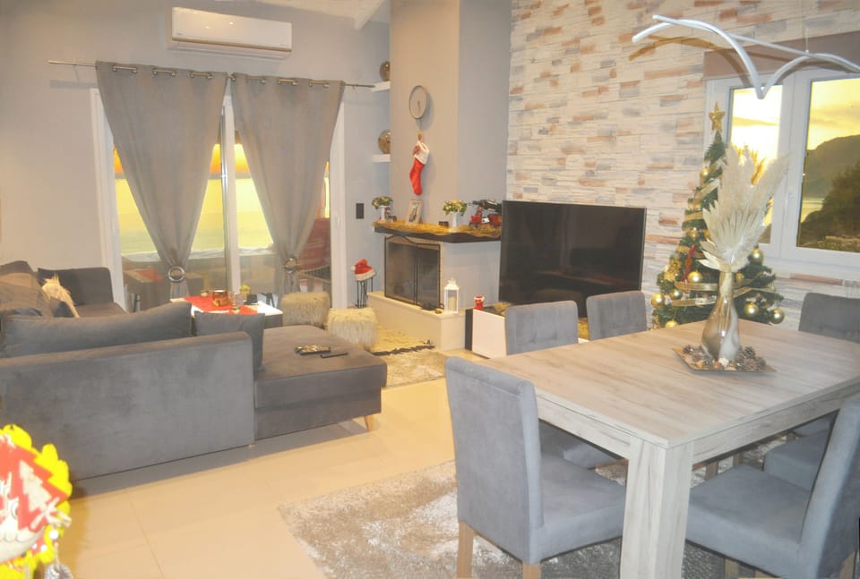 House, 2 Bedrooms, Smoking, Balcony | Living room