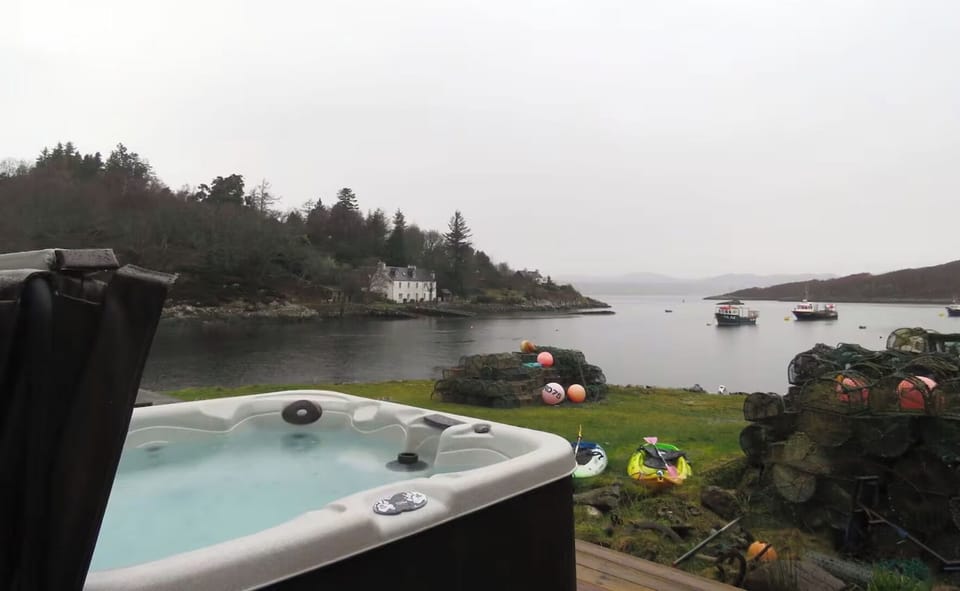 Apartment | Outdoor spa tub