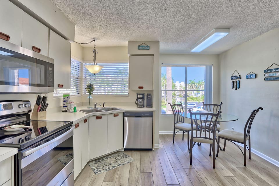 Condo, 1 Queen Bed with Sofa bed (Vista Verde West 218) | Private kitchen | Oven, toaster