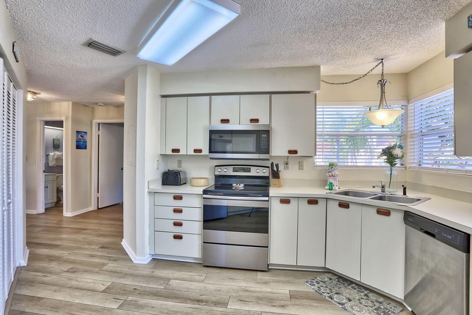 Condo, 1 Queen Bed with Sofa bed (Vista Verde West 218) | Private kitchen | Oven, toaster