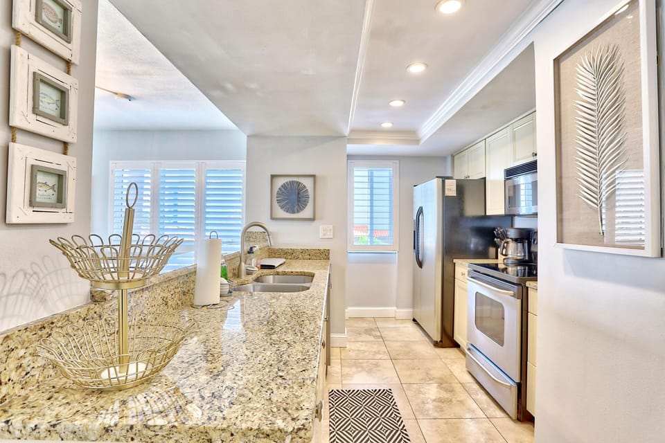 Condo, Multiple Beds (Land's End 4-206 Bay Front - Premier) | Private kitchen | Oven, toaster