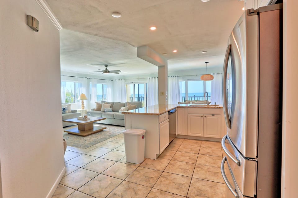 Condo, Multiple Beds (Land's End 9-301 Beach Front-Premier) | Interior