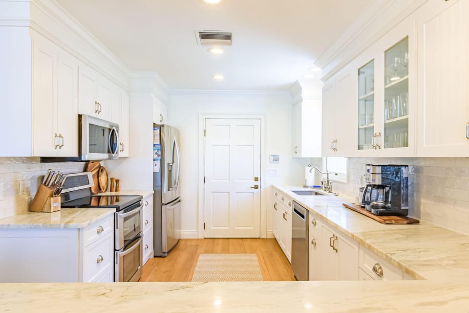 House, Multiple Beds (Paradise Cove) | Private kitchen | Oven, toaster