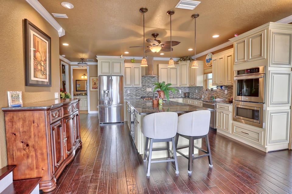 House, Multiple Beds (Hippie Haven) | Private kitchen | Oven