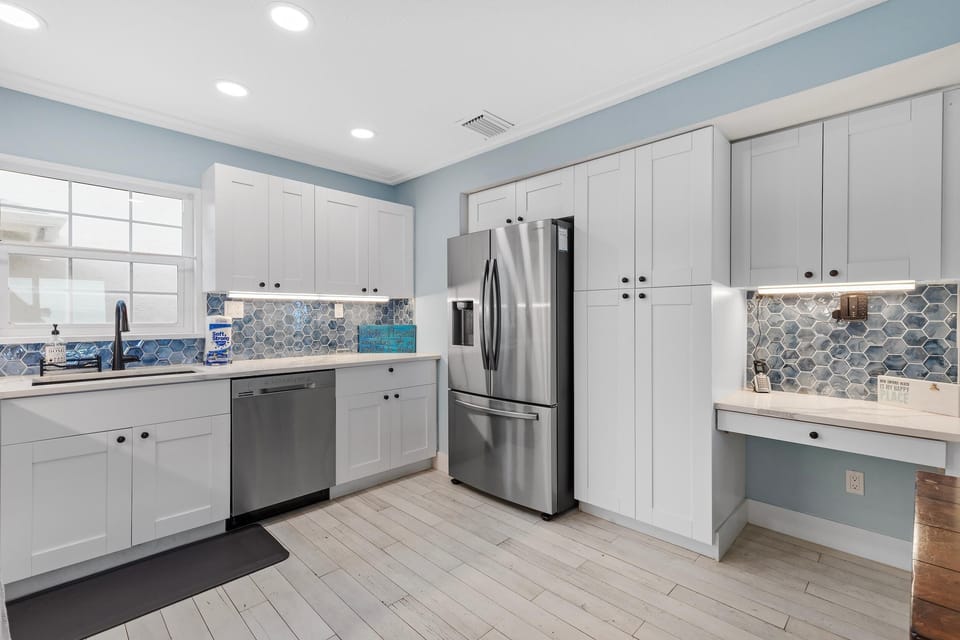 Condo, 1 King Bed with Sofa bed (Colony Beach Club 101) | Private kitchen | Oven, coffee/tea maker, toaster, blender