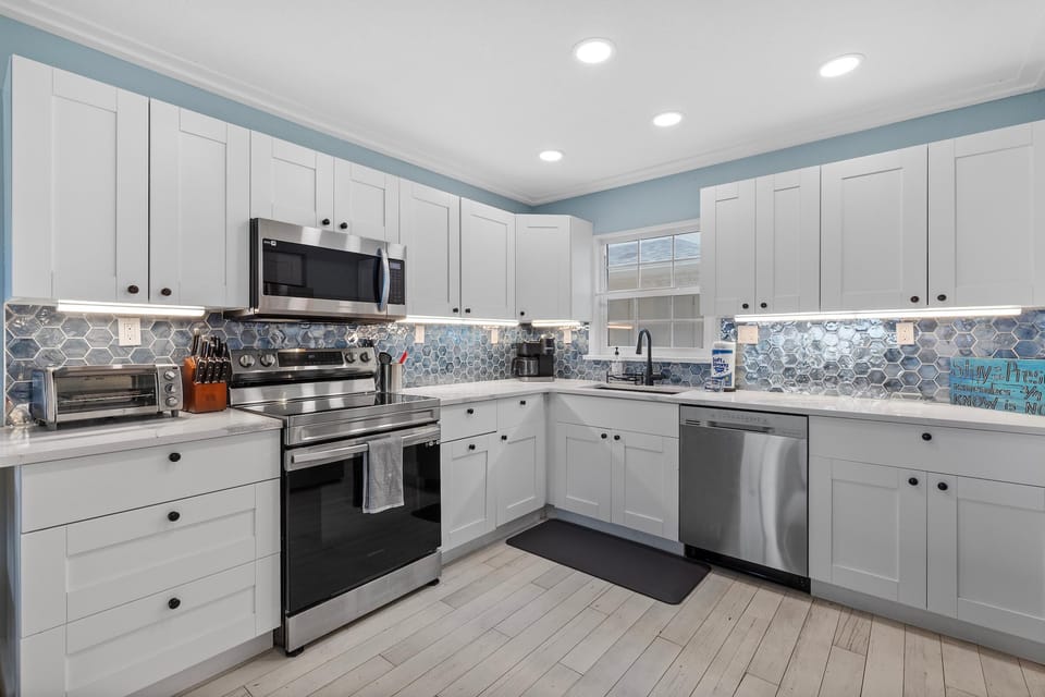 Condo, 1 King Bed with Sofa bed (Colony Beach Club 101) | Private kitchen | Oven, coffee/tea maker, toaster, blender