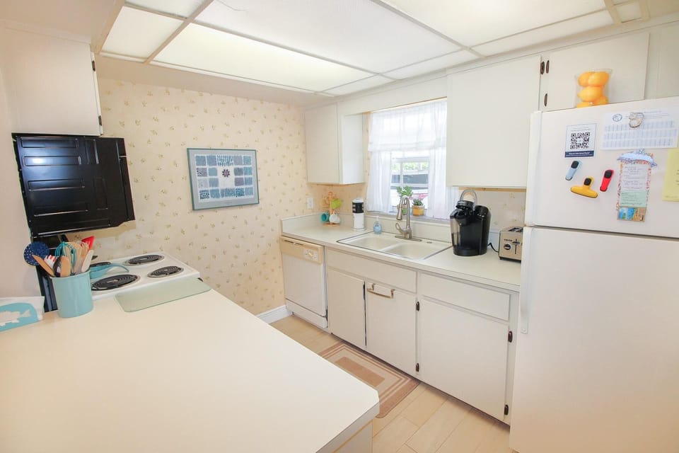 Condo, 1 King Bed with Sofa bed (Colony Beach Club 105) | Private kitchen | Oven, toaster