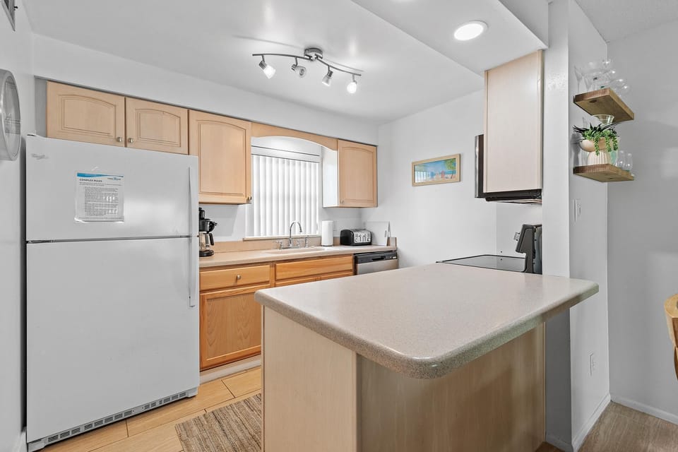 Condo, 1 King Bed with Sofa bed (Colony Beach Club 121) | Private kitchen | Oven, toaster