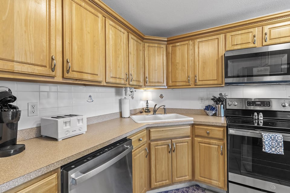 Condo, 1 King Bed with Sofa bed (Colony Beach Club 125) | Private kitchen | Oven, coffee/tea maker, toaster, blender