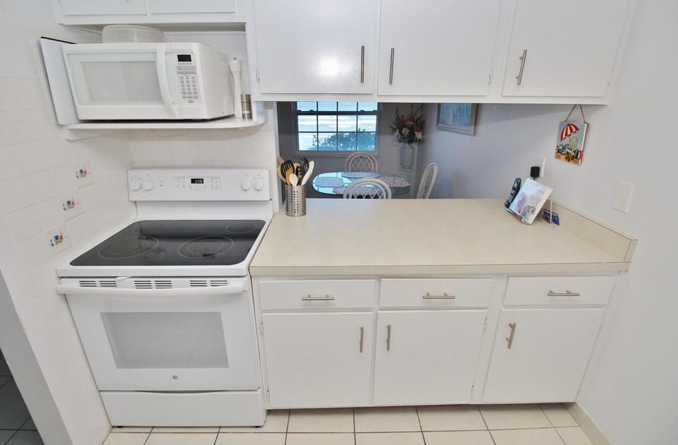 Condo, 1 Queen Bed with Sofa bed (Colony Beach Club 126) | Private kitchen | Oven, toaster