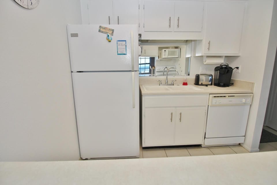 Condo, 1 Queen Bed with Sofa bed (Colony Beach Club 126) | Private kitchen | Oven, toaster