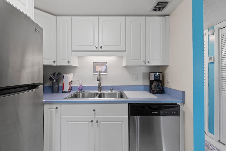 Condo, 1 Queen Bed with Sofa bed (Colony Beach Club 132) | Private kitchen | Oven, coffee/tea maker, toaster, blender