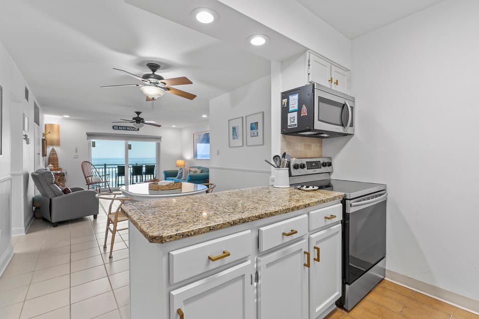 Condo, 1 Queen Bed with Sofa bed (Colony Beach Club 223) | Private kitchen | Oven, toaster