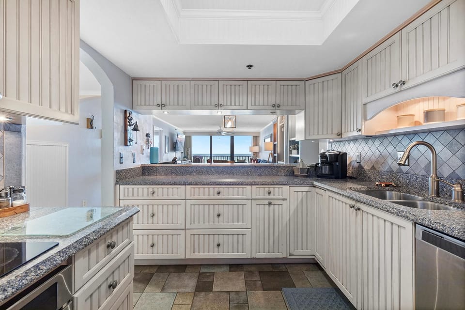 Condo, Multiple Beds (Ashley Penthouse 4) | Private kitchen | Oven
