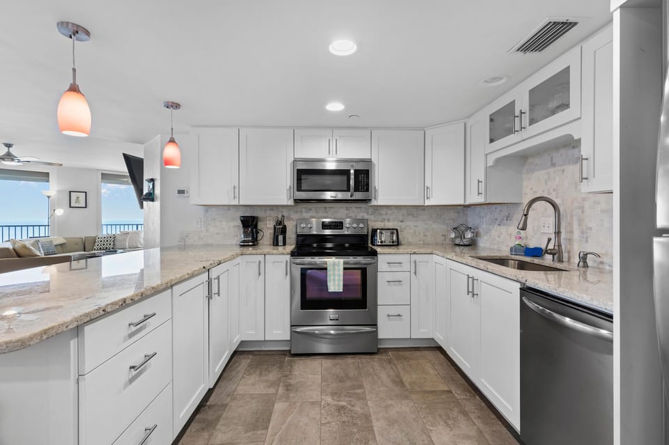 Condo, Multiple Beds (Ashley Penthouse 5) | Private kitchen | Oven, coffee/tea maker, toaster, blender