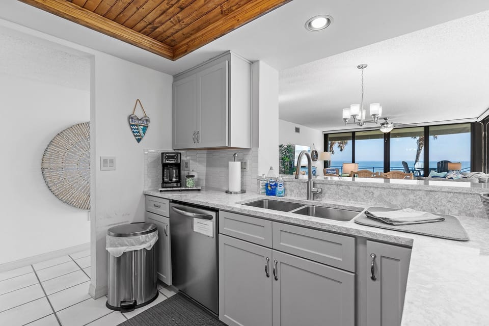 Condo, Multiple Beds (Ebb Tide 101) | Private kitchen | Oven, coffee/tea maker, toaster, blender