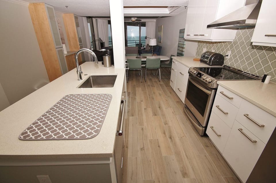 Condo, Multiple Beds (Ebb Tide 403) | Private kitchen | Oven, coffee/tea maker, toaster, blender