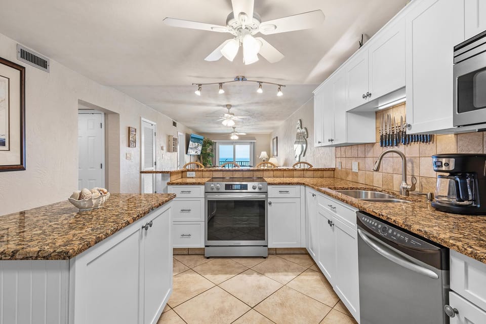 Condo, 1 King Bed with Sofa bed (Hacienda del Sol II 413) | Private kitchen | Oven, toaster