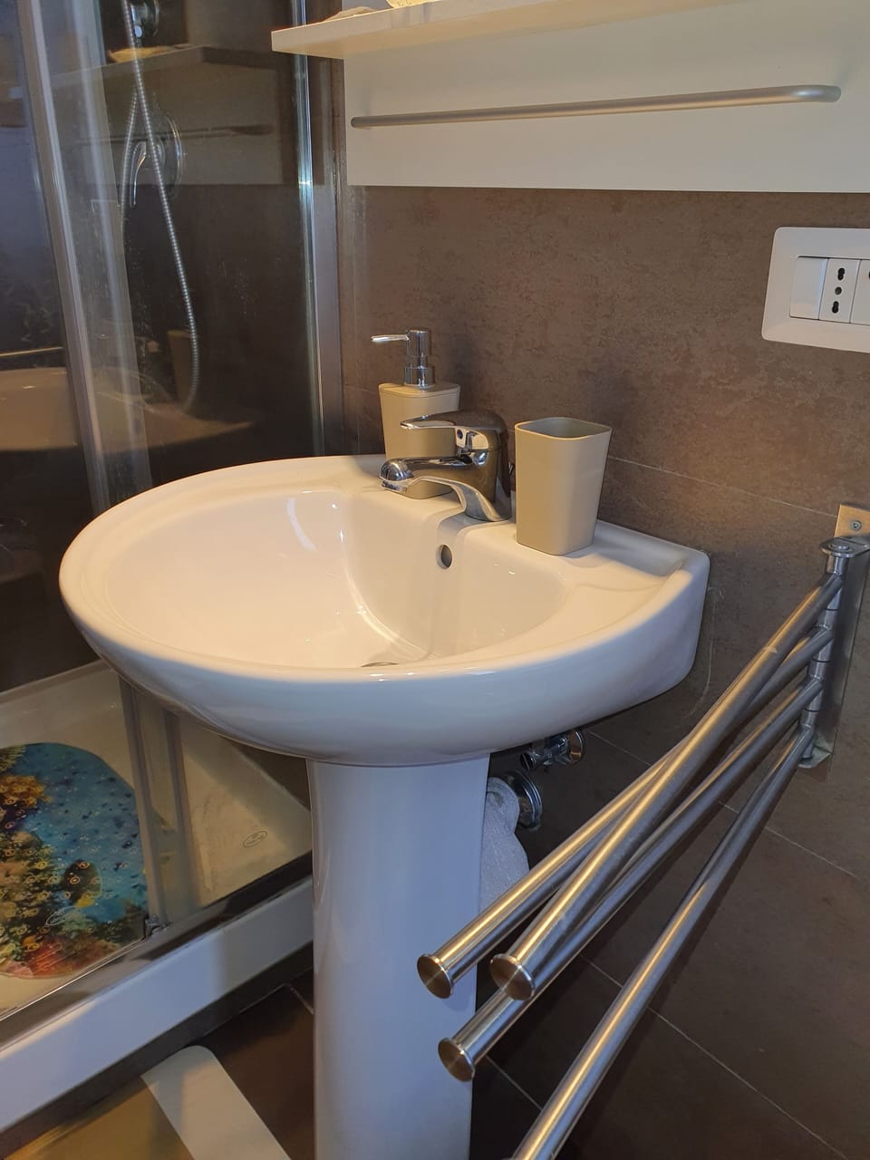 Deluxe Double Room, Balcony, City View | Bathroom | Shower, free toiletries, hair dryer, bidet